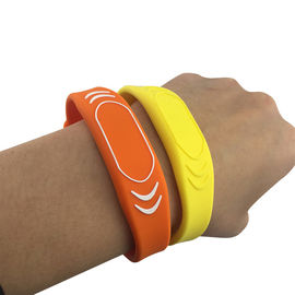 สายรัดข้อมือชิป RFID Passive ที่ทนทานสำหรับการชำระเงินโรงพยาบาล Waterpark